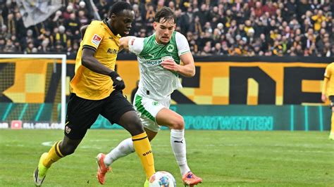 Dinamo Dresden szurkolók pirotechnikával