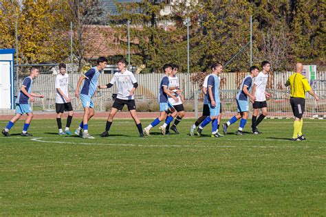 Fiatal labdarúgók ünneplik a gólt egy U19-es mérkőzésen