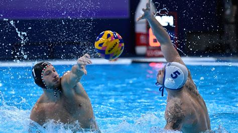 Vízilabda mérkőzés akcióban