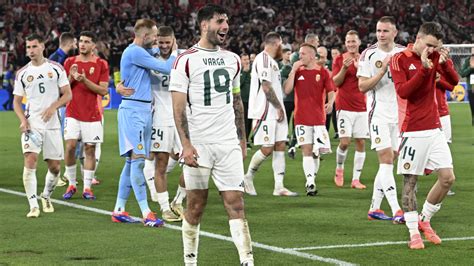 Magyar futballválogatott tagjai a mérkőzés előtt, állva