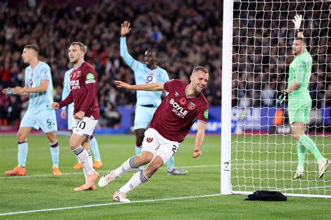 Térdelő futballisták a Premier League West Ham United-Wolverhampton Wanderers-meccs előtt a London Stadiumban