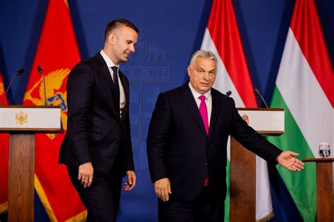 Magyarország miniszterelnöke sajtótájékoztatón