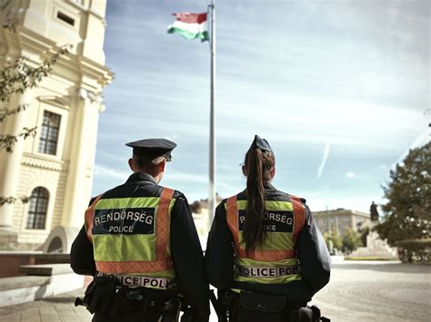 Szlovák rendőrök a lelátón a magyar szurkolók között