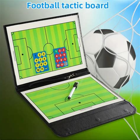 Futballedző taktikai táblával