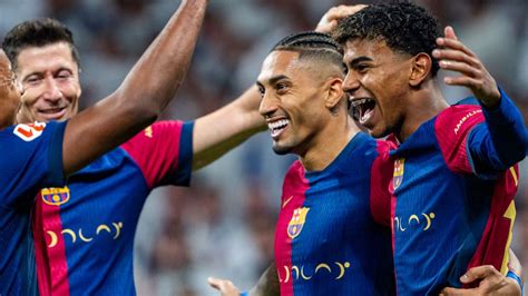 Barcelona támadók együtt örülnek egy gólnak