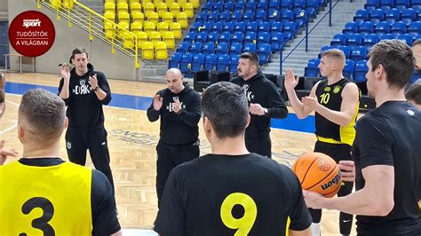 Streaming szolgáltatást illusztráló kép tableten, kosárlabda meccs élő közvetítéssel