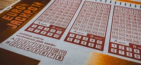 Eurojackpot nyertes kézben tartott szelvény