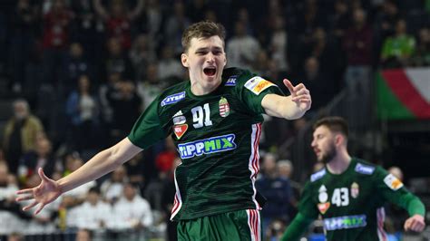 Magyar és szlovén kézilabdázók a pályán