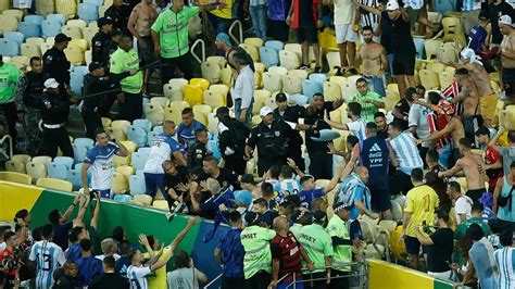 Futballmérkőzés szurkolói rendbontással és félbeszakítással