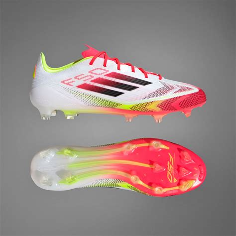 Adidas Predator és F50 focicipők a pályán