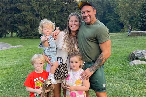 Conor McGregor magabiztos pózban