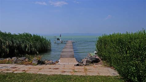 Fiatalok kézilabdáznak a Balaton partján