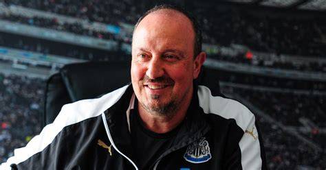 Rafa Benítez a Newcastle United kispadján a Championship bajnoki trófeával