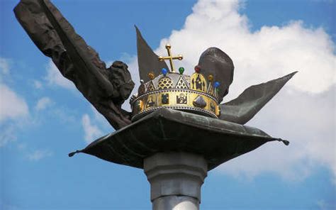 A Szent Korona emlékmű avatása a Kincsem Parkban