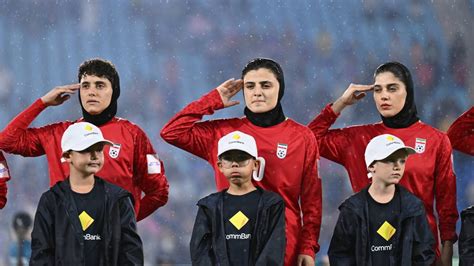 Iráni női labdarúgók edzésen hidzsáb nélkül Ausztráliában