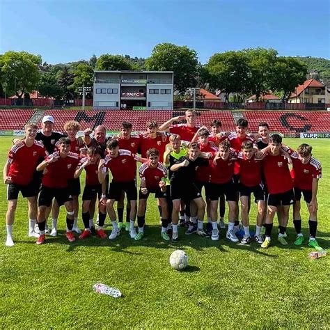 PMFC U19-es csapat a stadionban