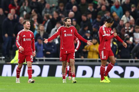 Virgil van Dijk és Szoboszlai Dominik a pályán