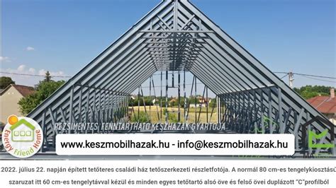 A nagyméretű sólyomszobor vázszerkezetének építése a műhelyben