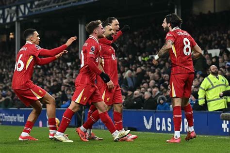 Liverpool FC szurkolók ünnepelnek egy mérkőzésen