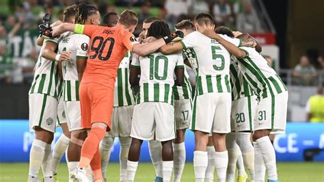 Ferencváros és ZTE játékosok küzdenek a labdáért