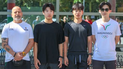 Két koreai sportoló kezet fog egy sporteseményen
