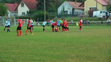 Játékvezető futballpályán mérkőzés közben