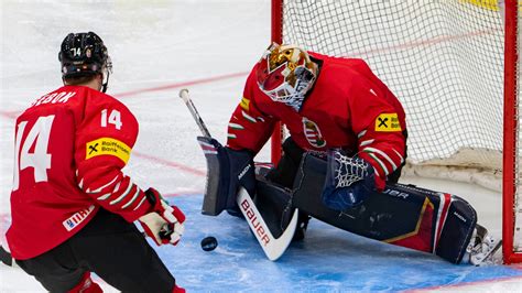 Nő jégkorongozó a University of Minnesota mezében