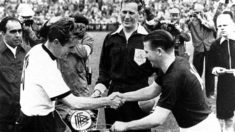 Fritz Walter ünnepli az 1954-es világbajnoki címet az NSZK válogatottjával