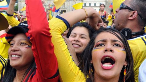 Kolumbiai fociszurkolók egy stadionban