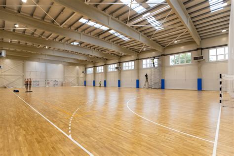 Modern sportcsarnok homlokzatvilágítása és LED-fal