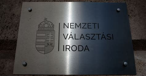 Fekete ruhás, kopasz férfiak a Nemzeti Választási Iroda előtt