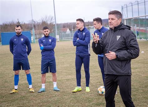 Márton Gábor edző instruálja játékosait a PMFC kispadjáról