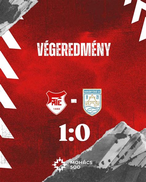 PMFC utánpótlás csapat ünnepli a győzelmet egy mérkőzés után