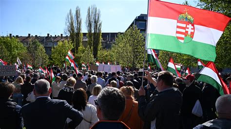 Magyarország politikai és társadalmi kihívásait illusztráló grafika