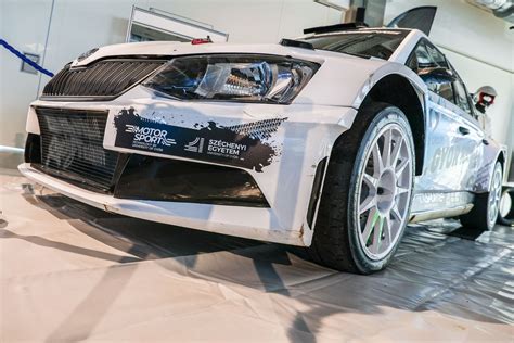 Rally autó egy erdei gyorsasági szakaszon