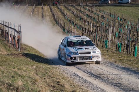 Rally autók sorakoznak a startvonalnál