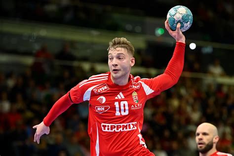 Kézilabda mérkőzés pillanatképe, egy kapura lövés