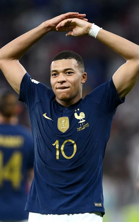 Kylian Mbappé futballozik