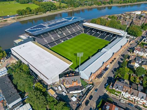 Craven Cottage a Temze partján