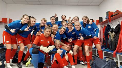 Női futballcsapatok a pályán