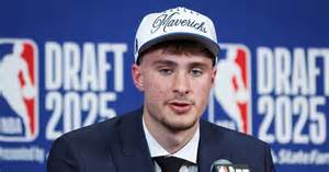 Kiemelt draftolt játékos, Cooper Flagg, a 2025-ös NBA Draft színpadán