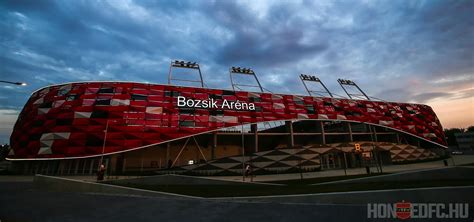 A Bozsik Aréna külső homlokzata és megközelítési térképe