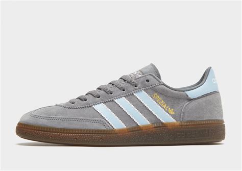 Az adidas Handball Spezial ikonikus sziluettje oldalnézetből