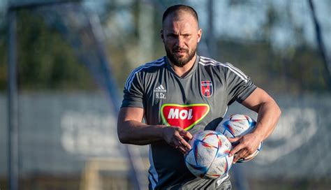 Huszti Szabolcs gólt lő szabadrúgásból