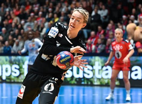 Katrine Lunde akció közben, egy kézilabda meccsen