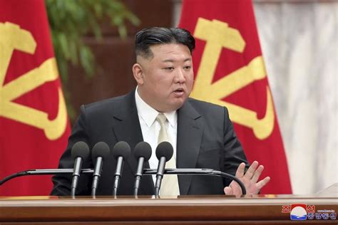 Észak-koreai szurkolók és propaganda