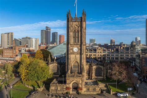 Manchester látképe a városközponttal és a futballstadionokkal