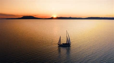 Vitorlázás a Balatonon naplementekor