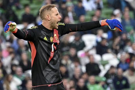 Gulácsi Péter védés közben egy Bayern München elleni mérkőzésen
