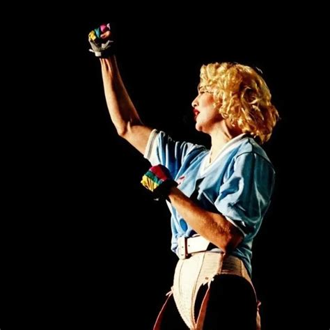 Madonna Celta Vigo mezben az 1990-es koncerten a színpadon